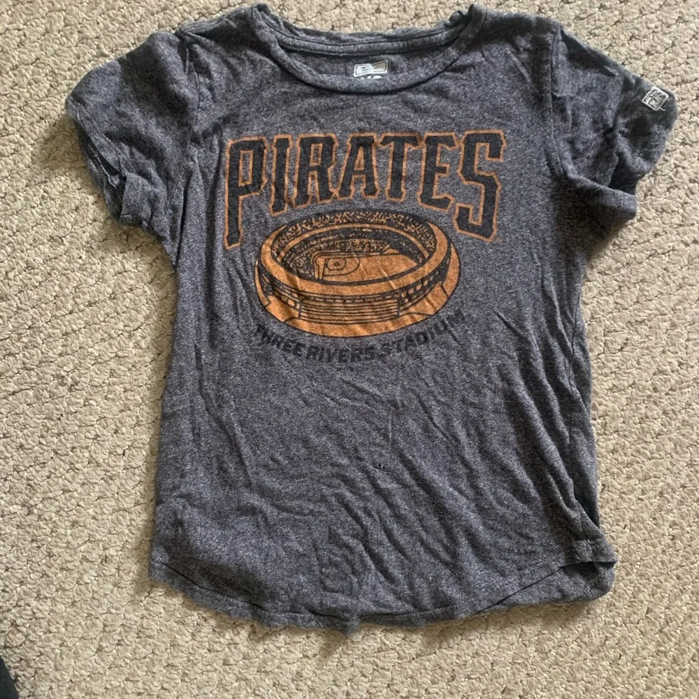 BUNDLE: Graphic Tees - Picture 6 of 11